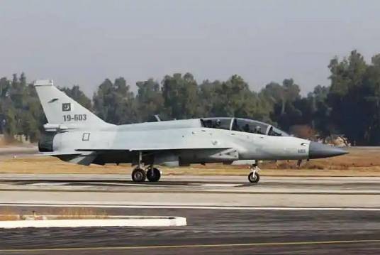 JF-17B战斗机