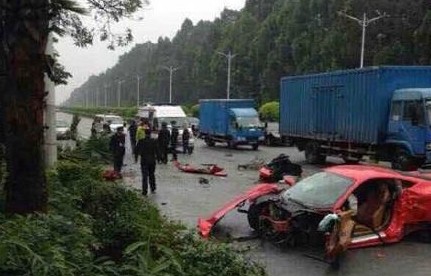 北京鸟巢附近大屯路隧道车祸
