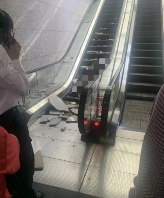 4·15重庆3号线地铁站石砖砸中孕妇事件