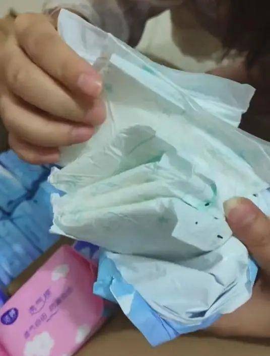 8·21品牌卫生巾发现黑虫事件