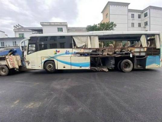 6·19鄱阳中考接送车与半挂车相撞事故