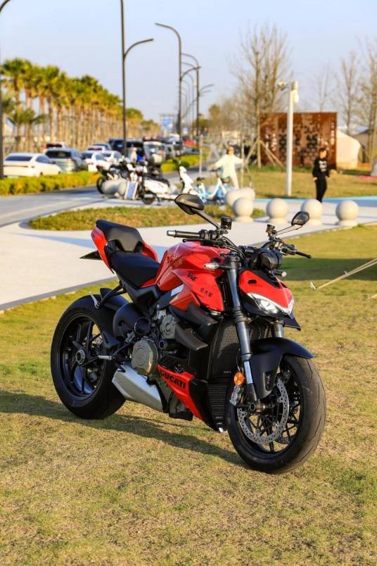 大排量摩托车