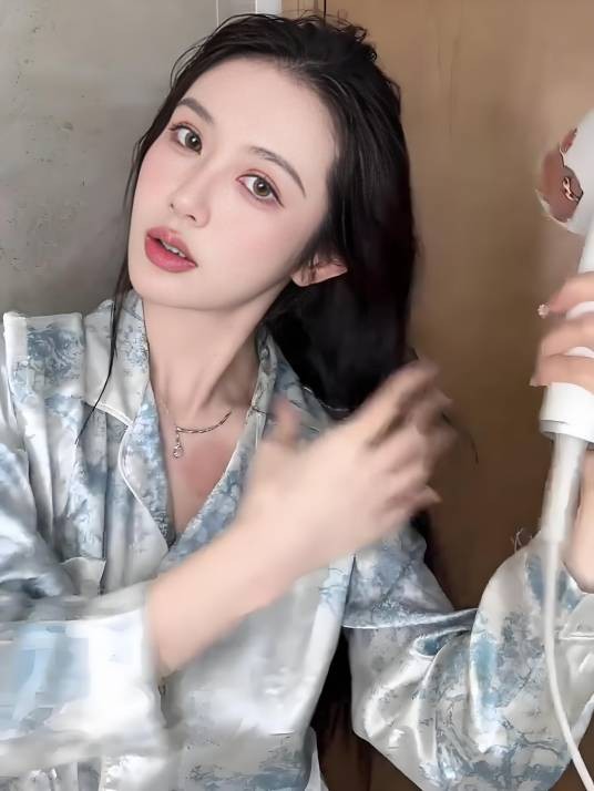 妮娜爱撸妆