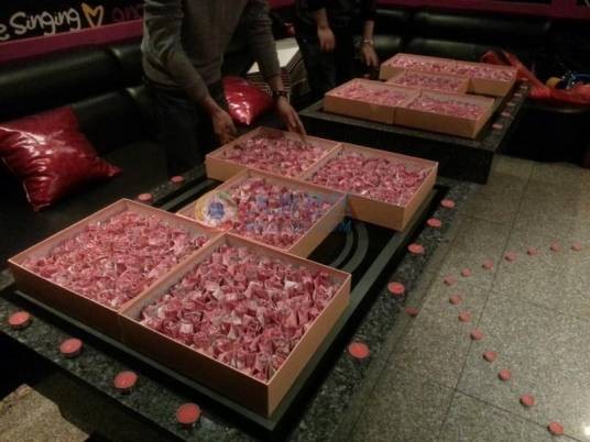 20万现金折成纸玫瑰