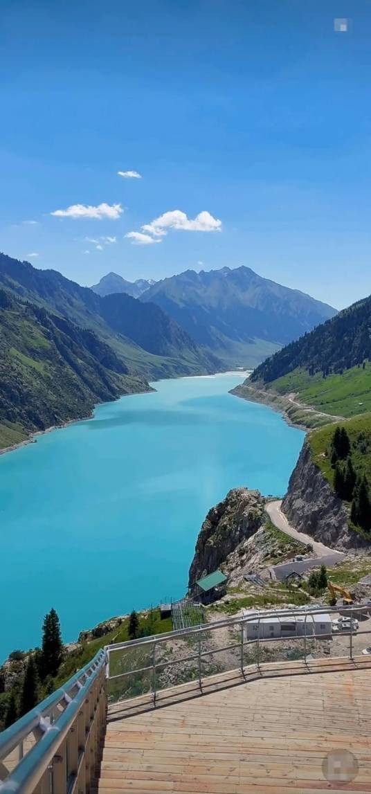 玉湖（新疆昭苏县山区的湖泊）