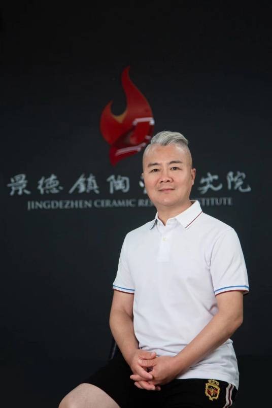 余宾（江西省工艺美术大师，祥宝阁艺术总监兼首席画师）