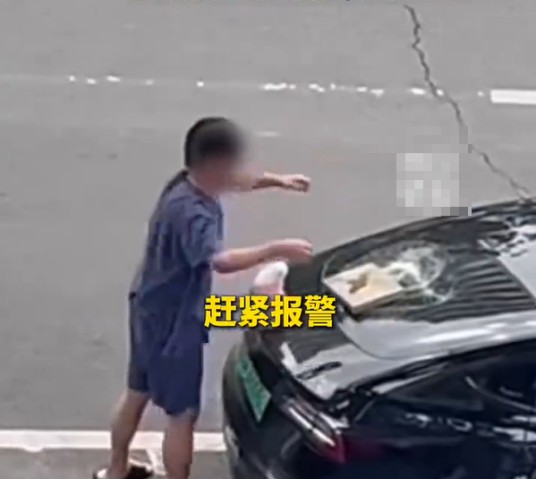 7·31巩义男子街头砸车事件