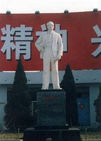 邹韬奋塑像