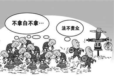 福建哄抢摊贩散落玩具两女子认错道歉,你如何看待这两女子的行为?