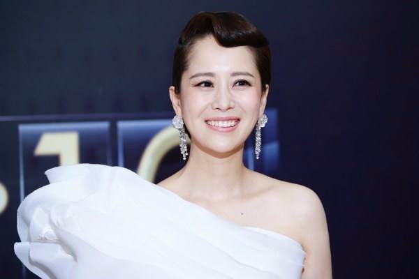 小陶虹海清再次合体登杂志封面,平时二人谁的资源更好?