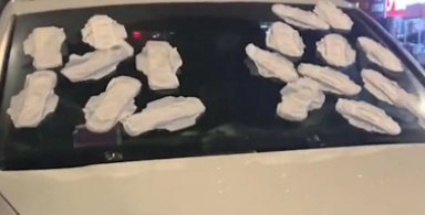 南京一小车违停堵路5小时，车窗被人贴满卫生巾，知情人还透露了哪些信息？