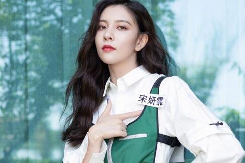 宋妍霏称我妈一个人坐飞机走了,究竟是发生了什么事?