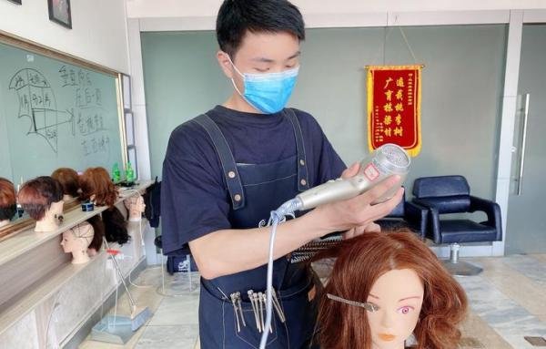 美发培训班报名费多少钱?