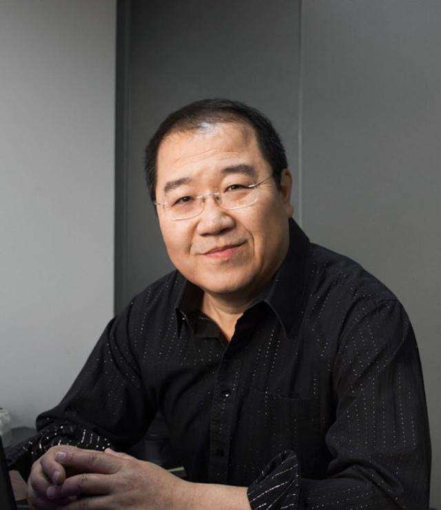 对大儿子巴图不管不问的英达,为何将全部父爱给了小儿子英如镝?