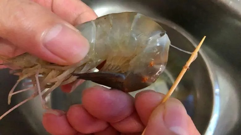 挑虾线梗出处是哪里？