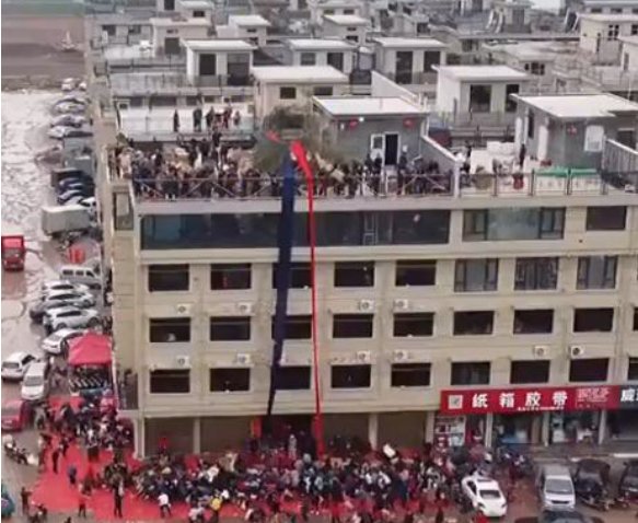 浙江房主庆祝乔迁顶楼倾倒几十箱礼物,这是当地的传统吗?