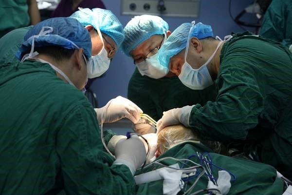 大二女生花980元隆鼻，不料一针下去右眼失明，为何美容院却说：你吸毒？