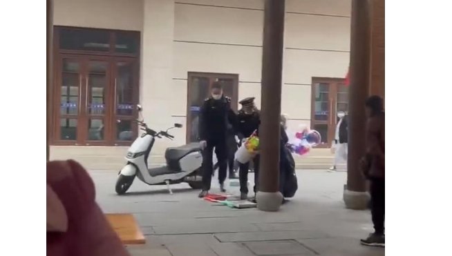 福建漳州哄抢摊贩散落玩具两女子认错道歉,你觉得女子的道歉有诚意吗?