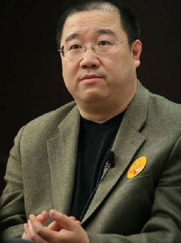 对大儿子巴图不管不问的英达,为何将全部父爱给了小儿子英如镝?