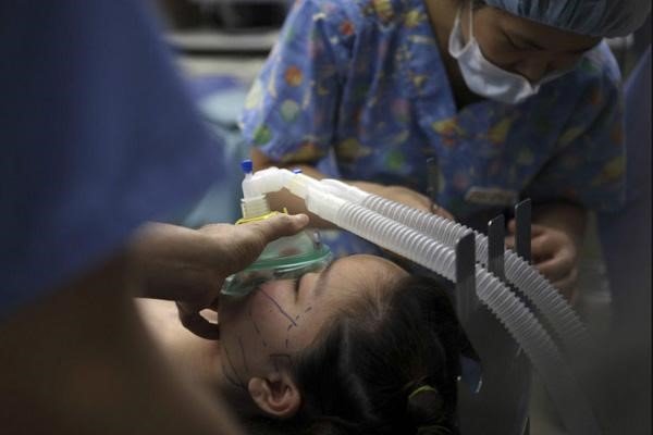 大二女生花980元隆鼻，不料一针下去右眼失明，为何美容院却说：你吸毒？