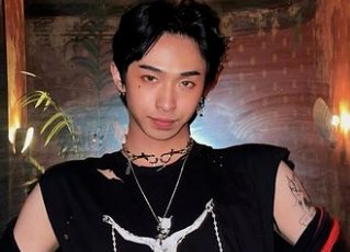 伊能静19岁儿子正式出道,曾穿女装化浓妆惹争议,他能在娱乐圈走多远?