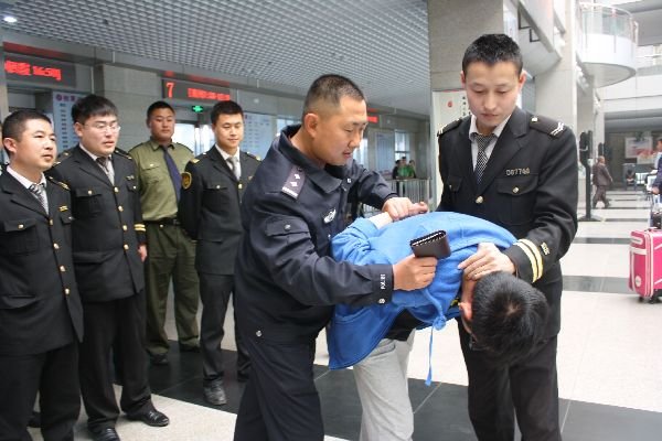 哈工程一教师挥雨伞制服猥琐男,这位教师身上有哪些可贵的精神?