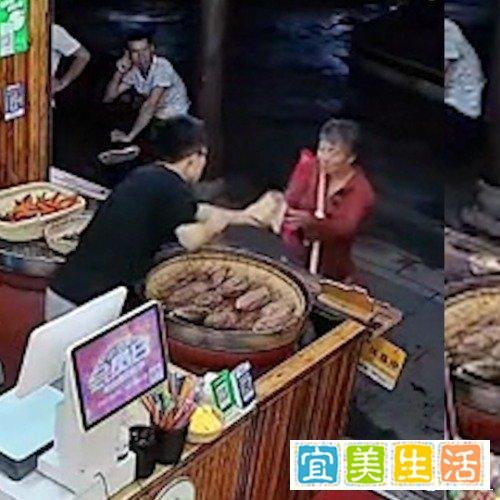 拾荒老人久盯烤红薯店主见状立马赠送