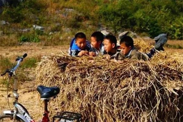 杭州12岁女孩看自己5岁视频一脸惊讶,为何童年记忆总是模糊的?