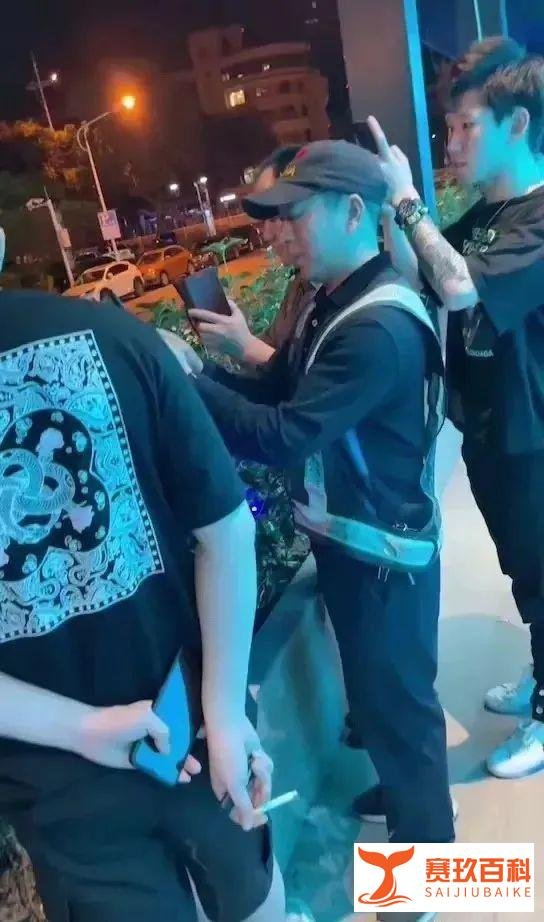 厦门路虎门事件!女车主 男代驾车内激情”干架”2小时!视频曝光网友惊呼:女车主腿真白!