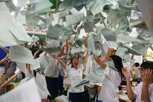 高三学生高考完集体撕书,你觉得这样是否合适?