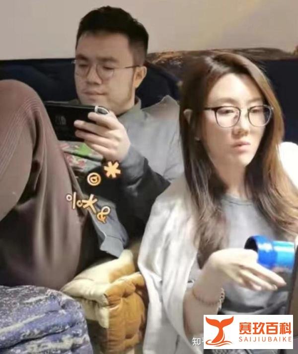 宋丹丹38岁儿媳素颜秀好身材,虽比丈夫巴图大7岁,却恩爱无比