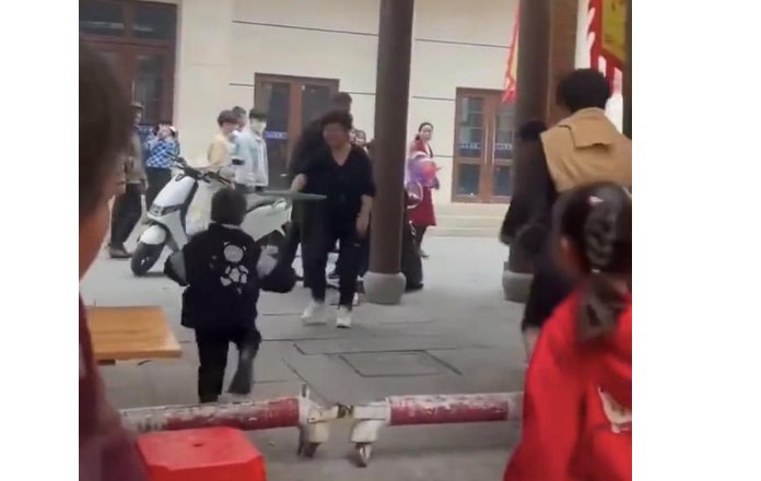 福建漳州哄抢摊贩散落玩具两女子认错道歉,你觉得女子的道歉有诚意吗?