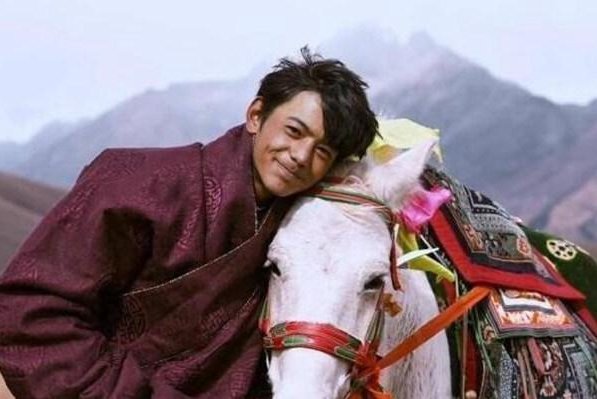 丁真获理塘永久赛马王子奖,他能够获得这个奖项仅仅依靠的是颜值吗?