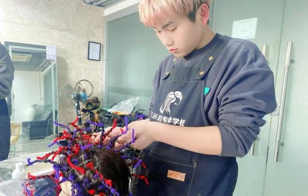 美发培训班报名费多少钱?