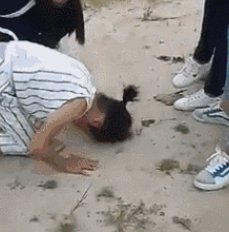 跪下给同学磕头被踩头