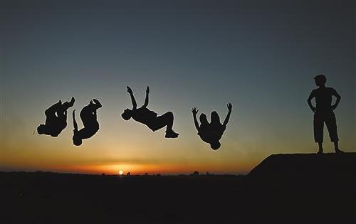 俄男子跑酷时脚滑摔下房顶死里逃生,这个项目究竟有多危险?