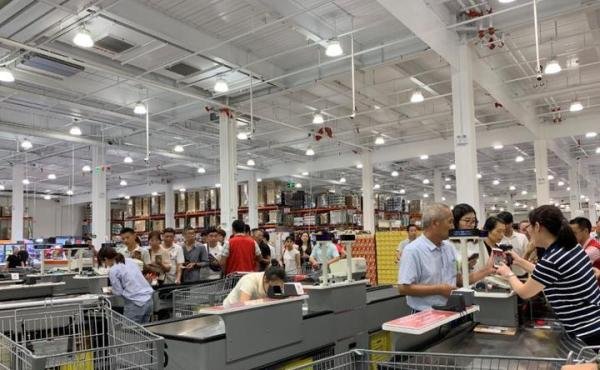 Costco再现排队长龙:10000多瓶茅台来了,只卖1499元!网友:刚退会员卡,又得去办了