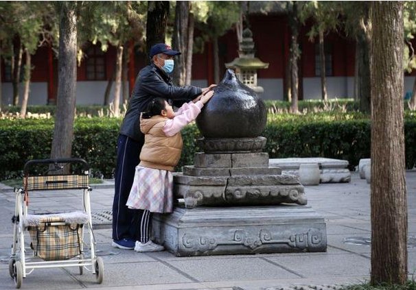 白马寺东汉塔尖被游客摸出包浆,你如何看待游客的这一行为?