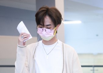 伊能静19岁儿子正式出道,曾穿女装化浓妆惹争议,他能在娱乐圈走多远?