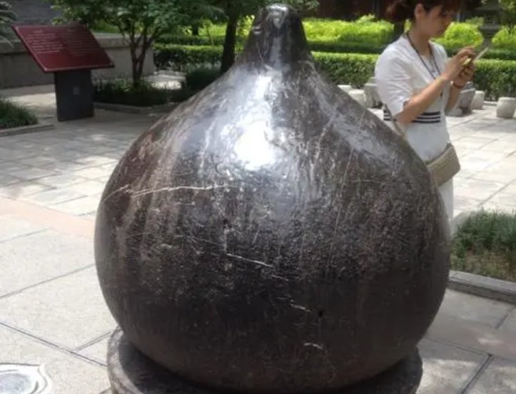 白马寺东汉塔尖被游客摸出包浆,你如何看待游客的这一行为?