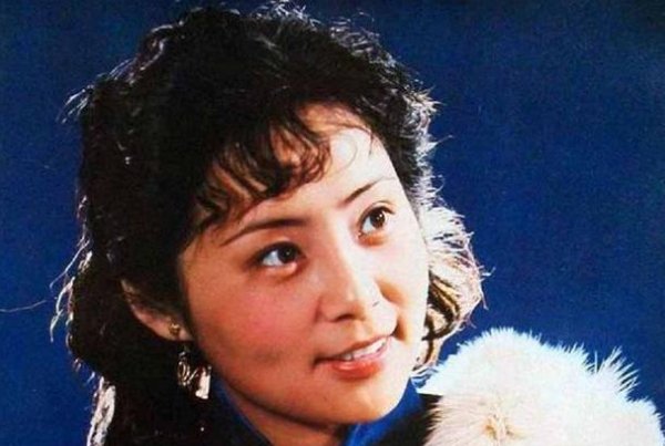 先后娶了两个女星,却都辜负了她们,晚年卧病在床,妻子为何还是不离不弃?
