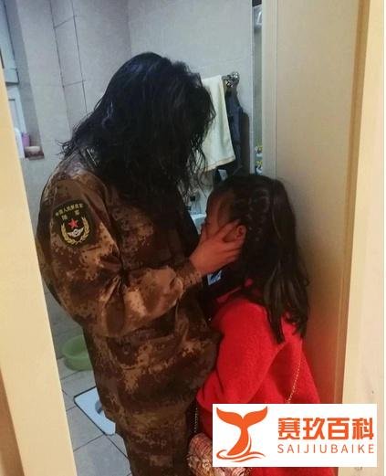 女子商场吃饭,突然接到核酸检测阳性报告,嚎啕大哭,其实生活从来没有说过容易