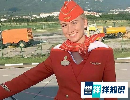 战斗民族威武:俄罗斯空姐为救乘客,一脚踹开舱门,将其扔出飞机