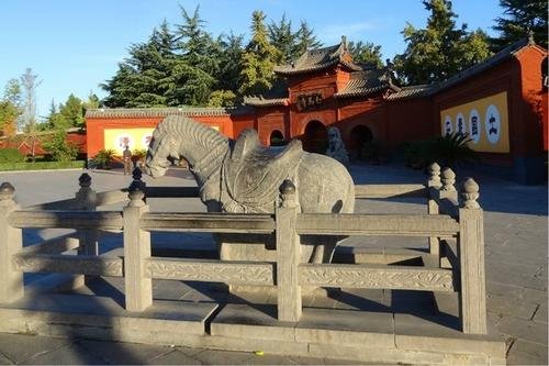 白马寺一塔尖被摸成寿桃，为何文明的游客那么多？