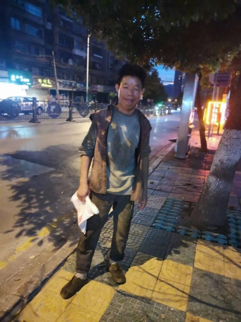 贵阳背肉汉走红,一己之力怎么背得动几百斤的猪呢?