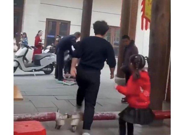 福建漳州哄抢摊贩散落玩具两女子认错道歉，你觉得女子的道歉有诚意吗？