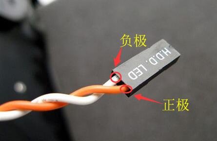电脑主机内的RESET SW这四个插头该怎么插呢?