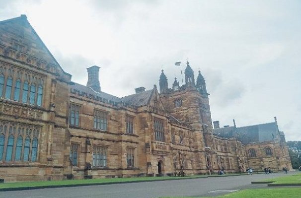 哈利波特里的鹰院是哪个学院?