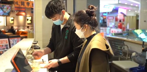 重庆35岁宝妈裸辞卖钵钵鸡月入百万,她在创业途中遇到过哪些难题?
