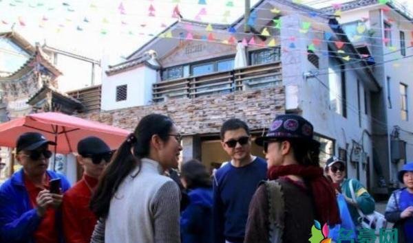 李亚鹏杨丽萍同框 李亚鹏与杨丽萍墨镜遮面